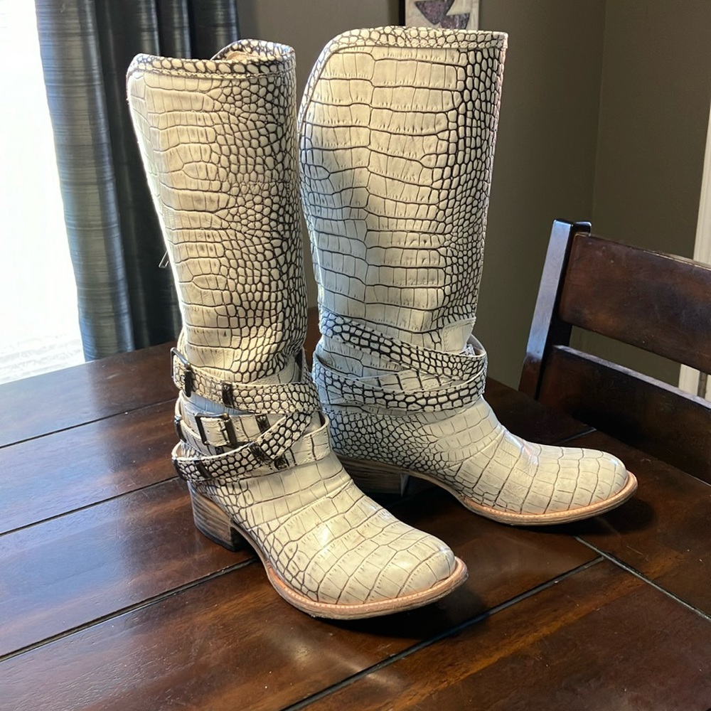 Freebird Drove White Croc 7 Worn once Excellent condition